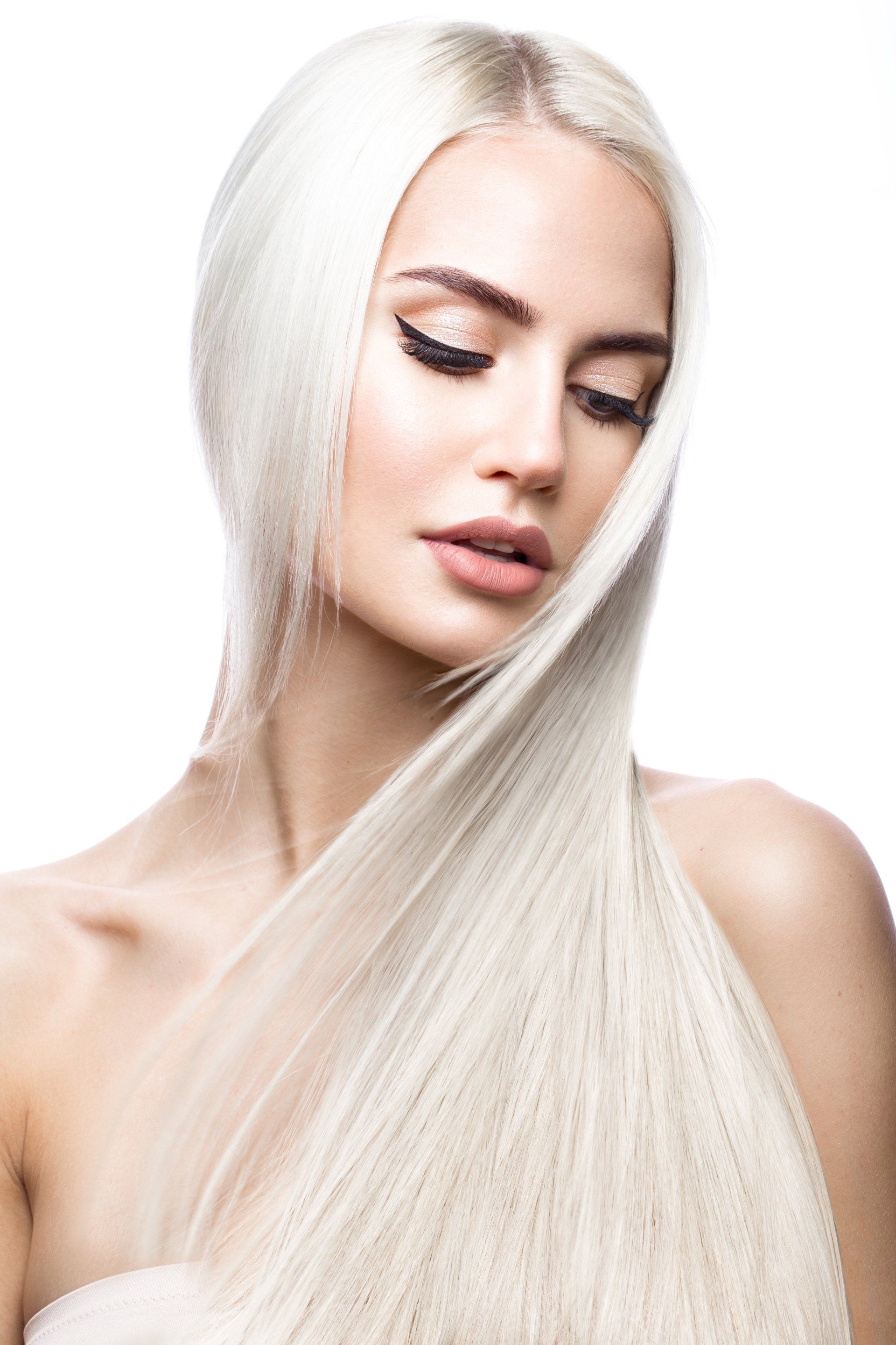 Eine Frau mit langen blonden Haaren schaut nach unten.