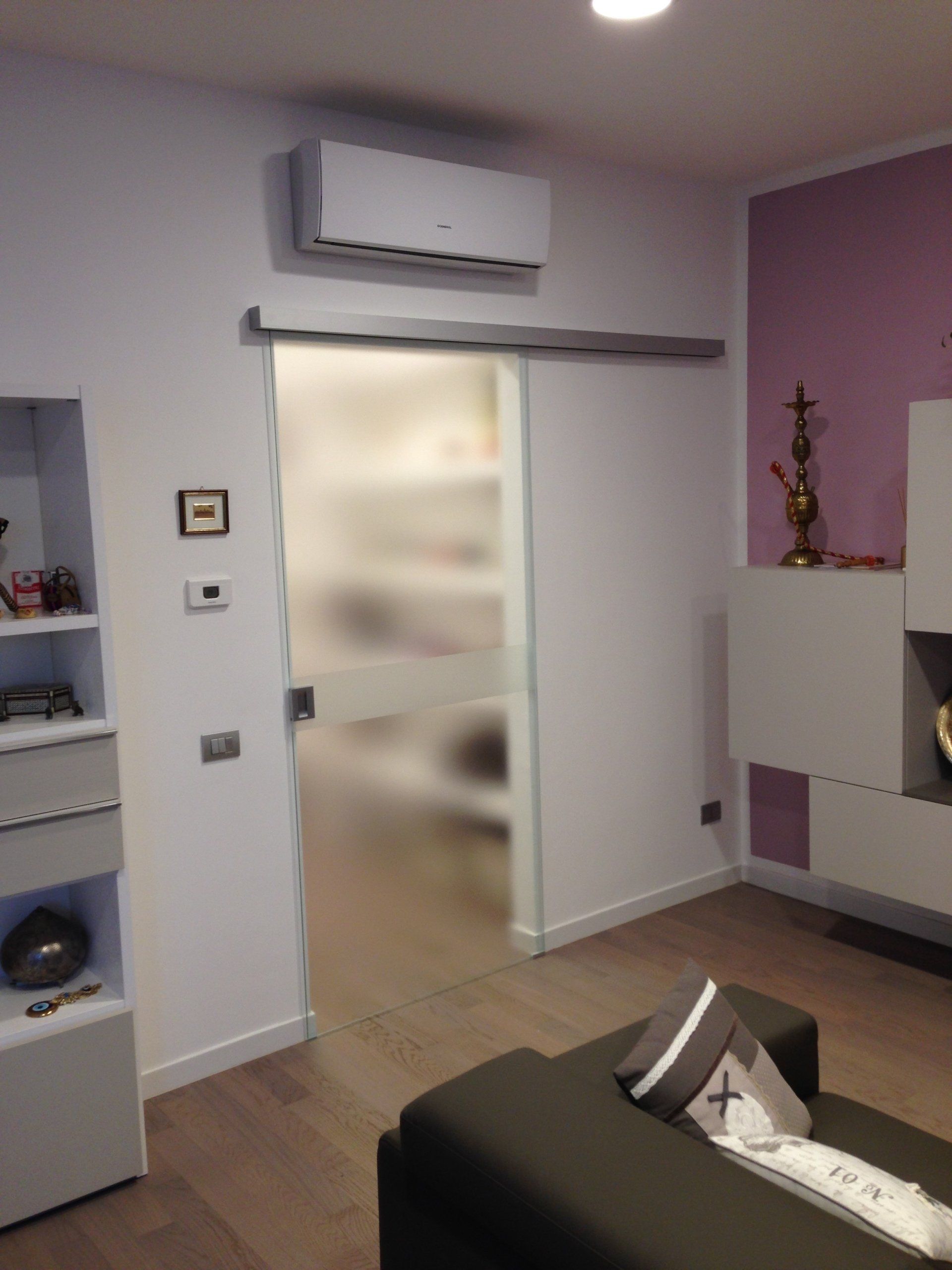 porta scorrevole con fascia sabbiata