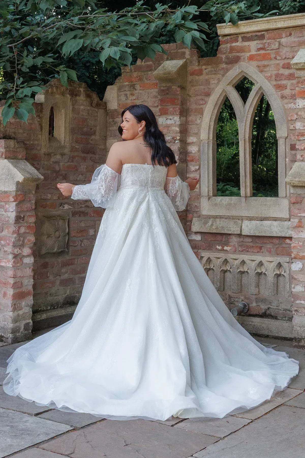 Island Bridal 25722
Ivory and stone A-line wedding dress in size 20