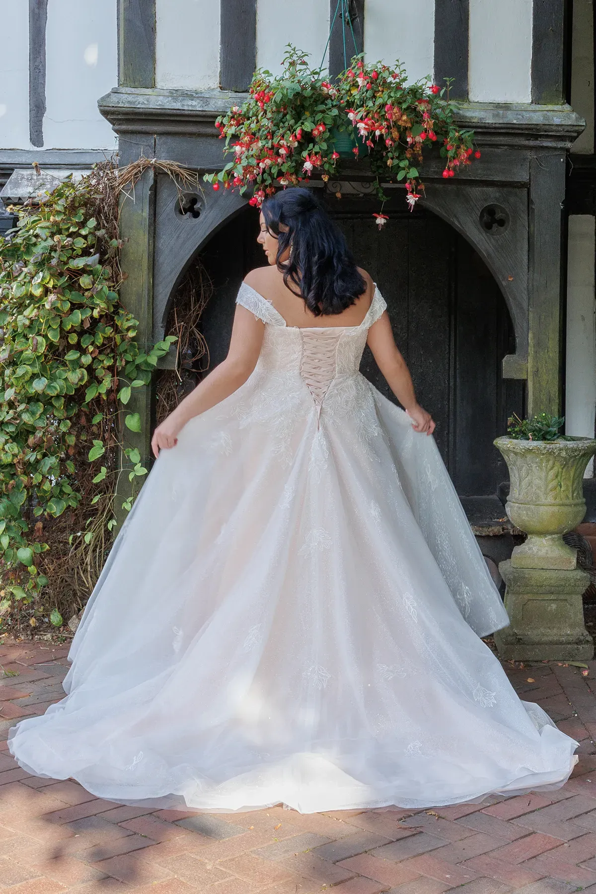 Island Bridal 25722
Ivory and stone A-line wedding dress in size 20