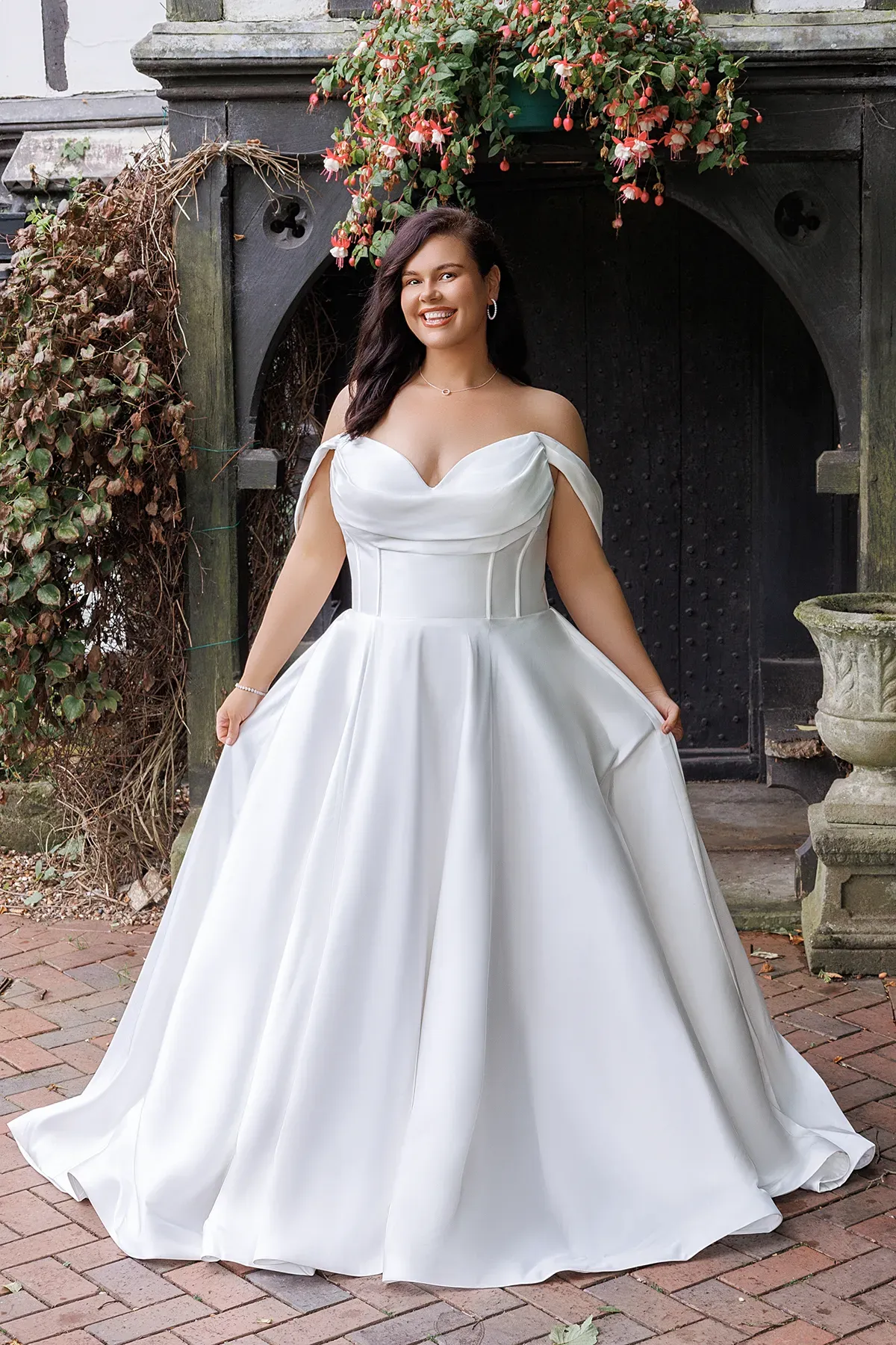 Island Bridal	25719	wedding dress	size 18	ivory	a-line	satin