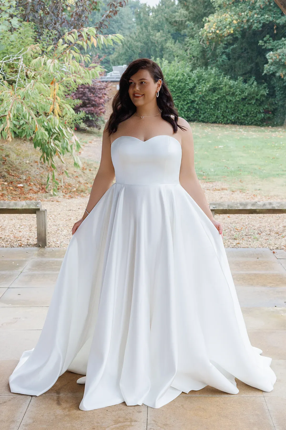 Island Bridal	LM002	wedding dress	size 18	ivory	a-line	satin