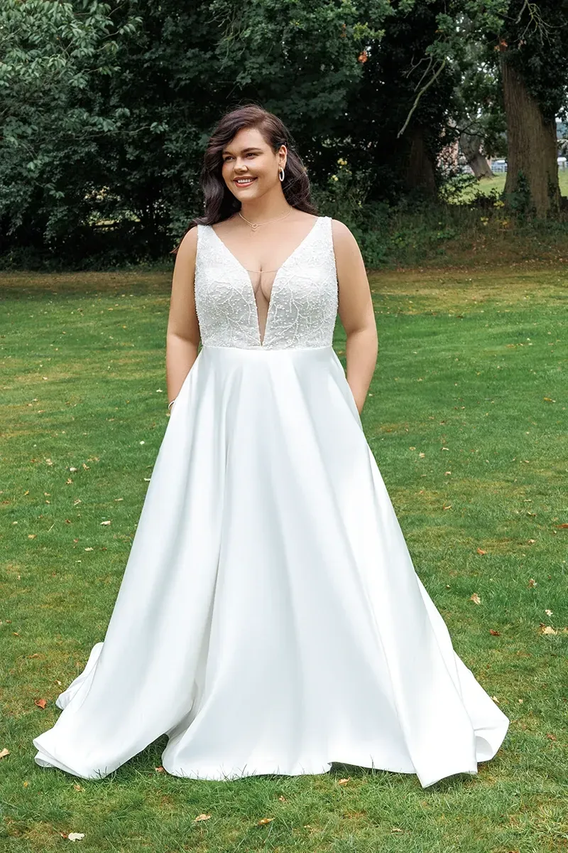 Island Bridal	LM009	wedding dress	size 18	ivory	a-line	satin 	lace	pockets