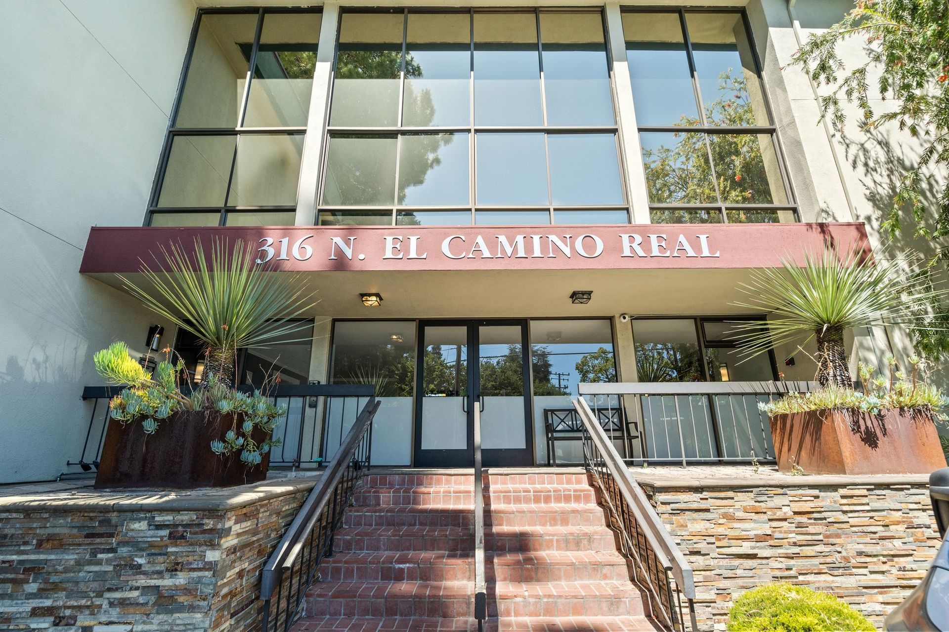 A building with stairs and a sign that says el camino real.