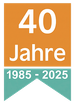 Abzeichen zum 40-jährigen Jubiläum in Orange und Türkis mit der Aufschrift „1985–2025“ und einem Schleifenmotiv