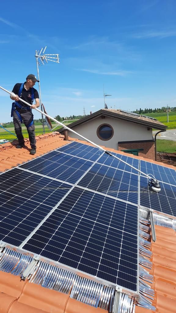 Staff esperto per pulizia di impianti fotovoltaici e pannelli solari a Bologna