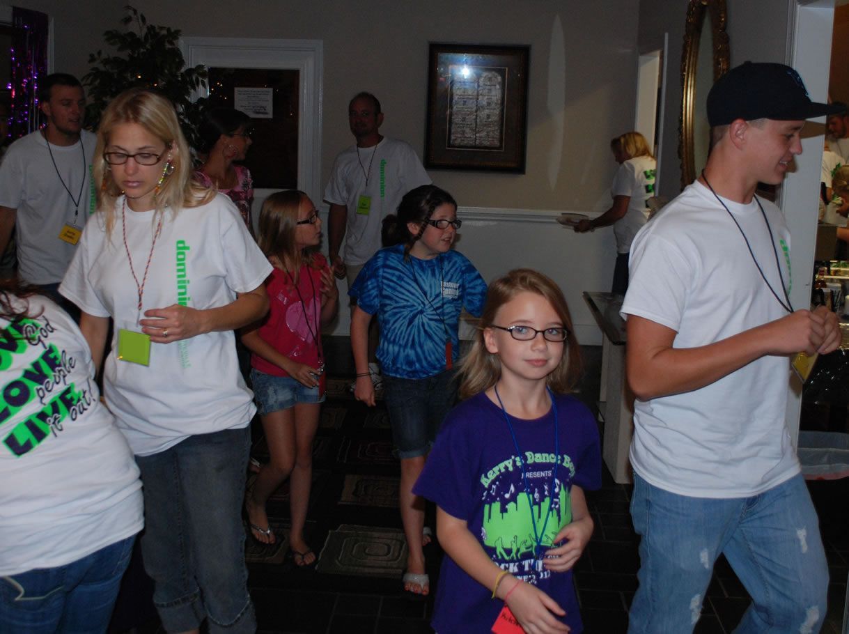 A girl wearing a purple shirt that says lone live