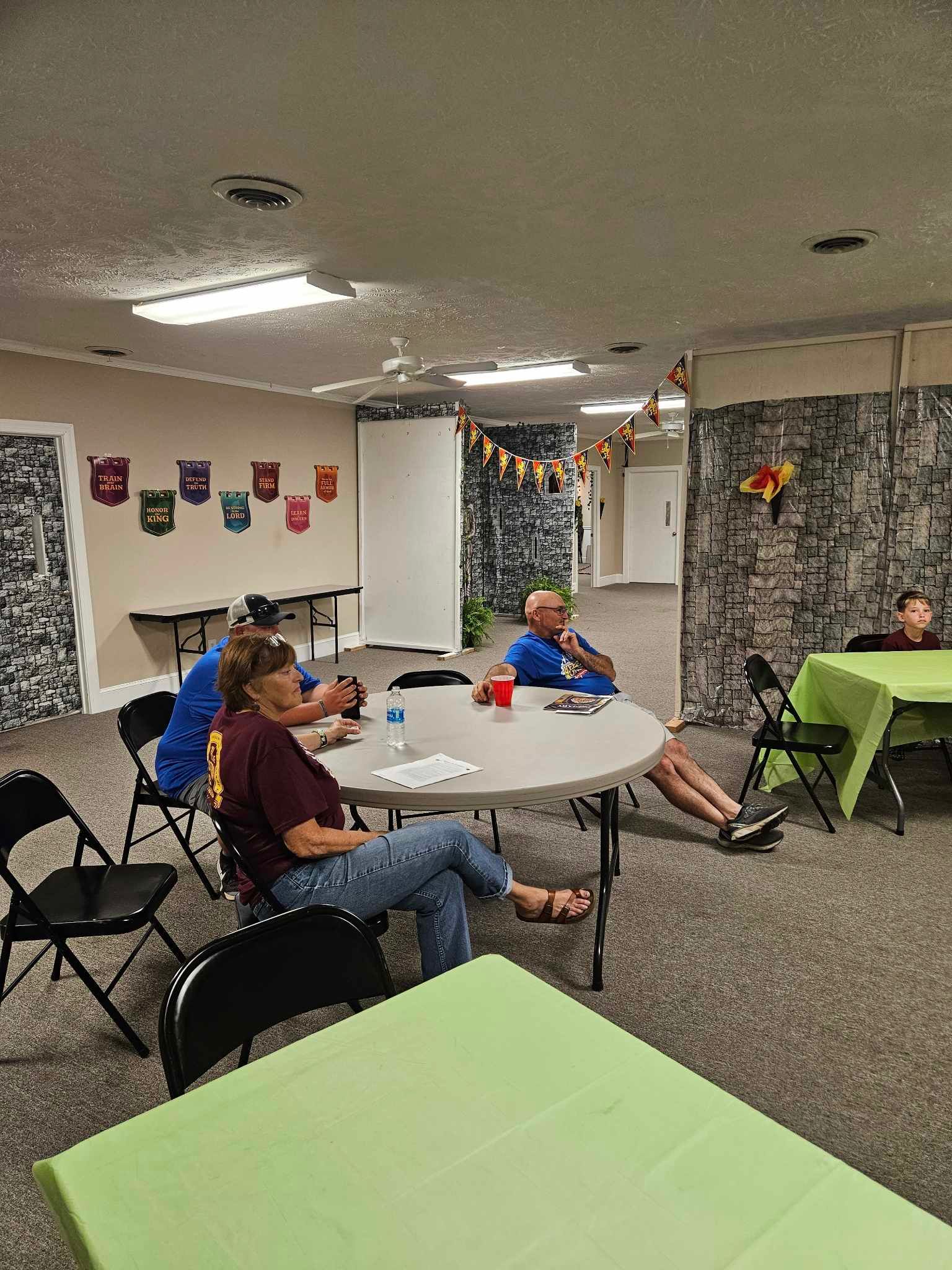 A group of people are sitting at tables in a room.