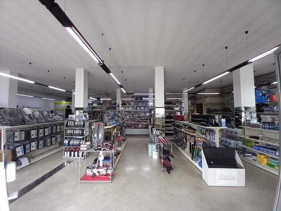 interno del negozio di autoricambi