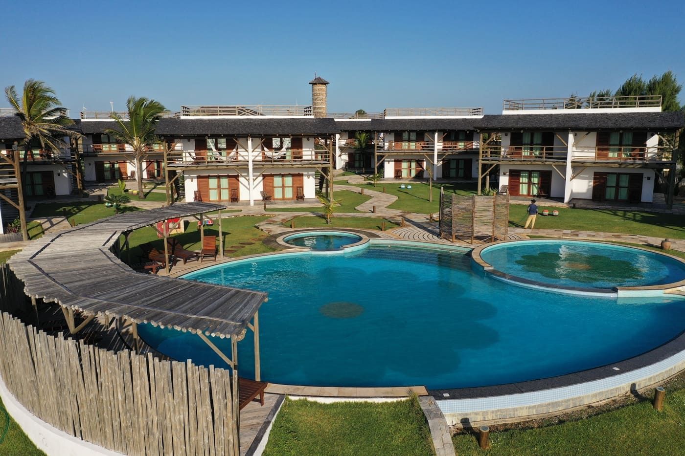 Uma vista aérea de uma grande piscina em frente a um hotel