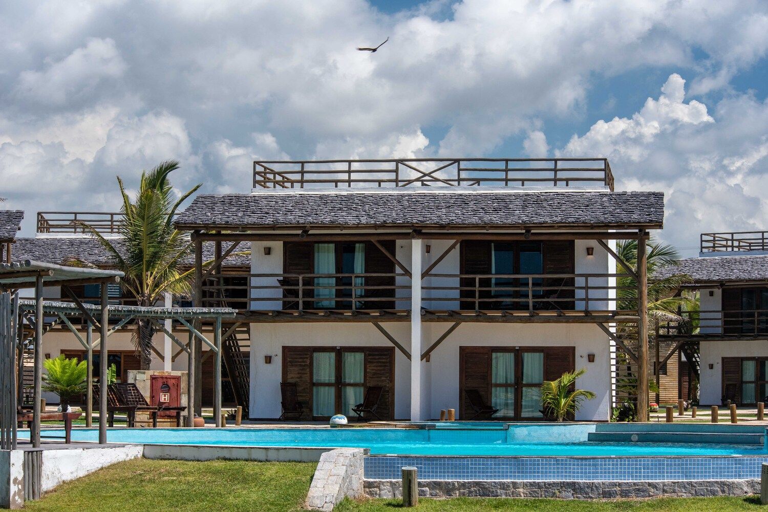 Uma casa grande com uma piscina na frente