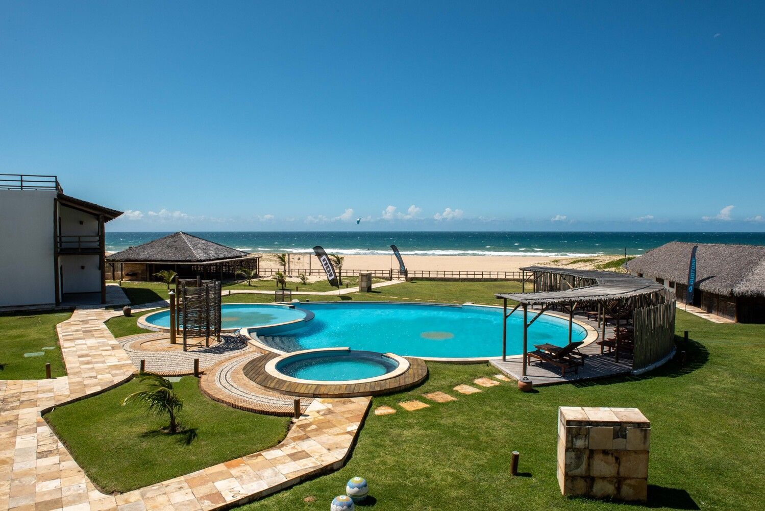Há uma grande piscina no meio de um campo verdejante.