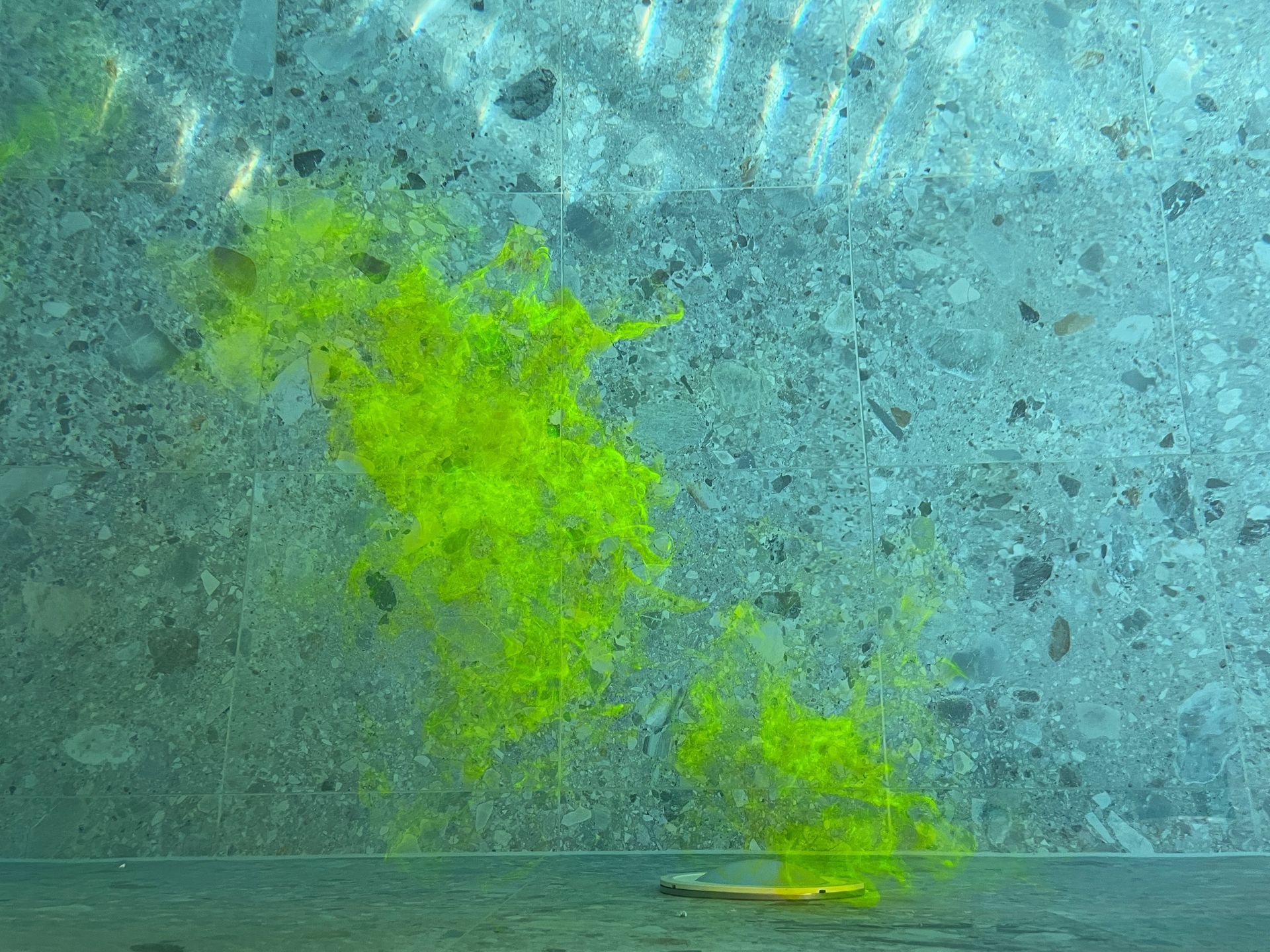 Person, die eine Heißluftpistole und ein Messer auf einer blauen Oberfläche verwendet, um sie möglicherweise zu reparieren.