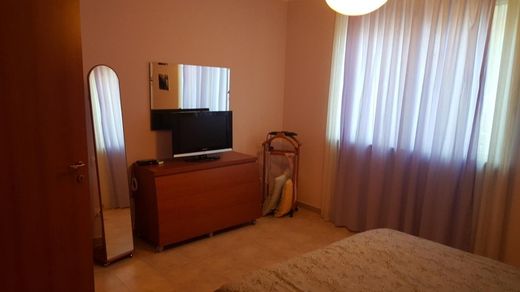camera da letto di appartamento in vendita