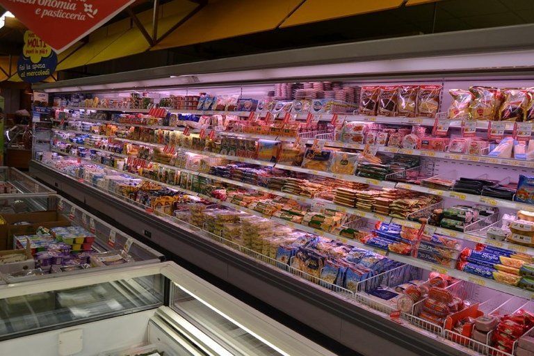 Sezione latticini banco frigo