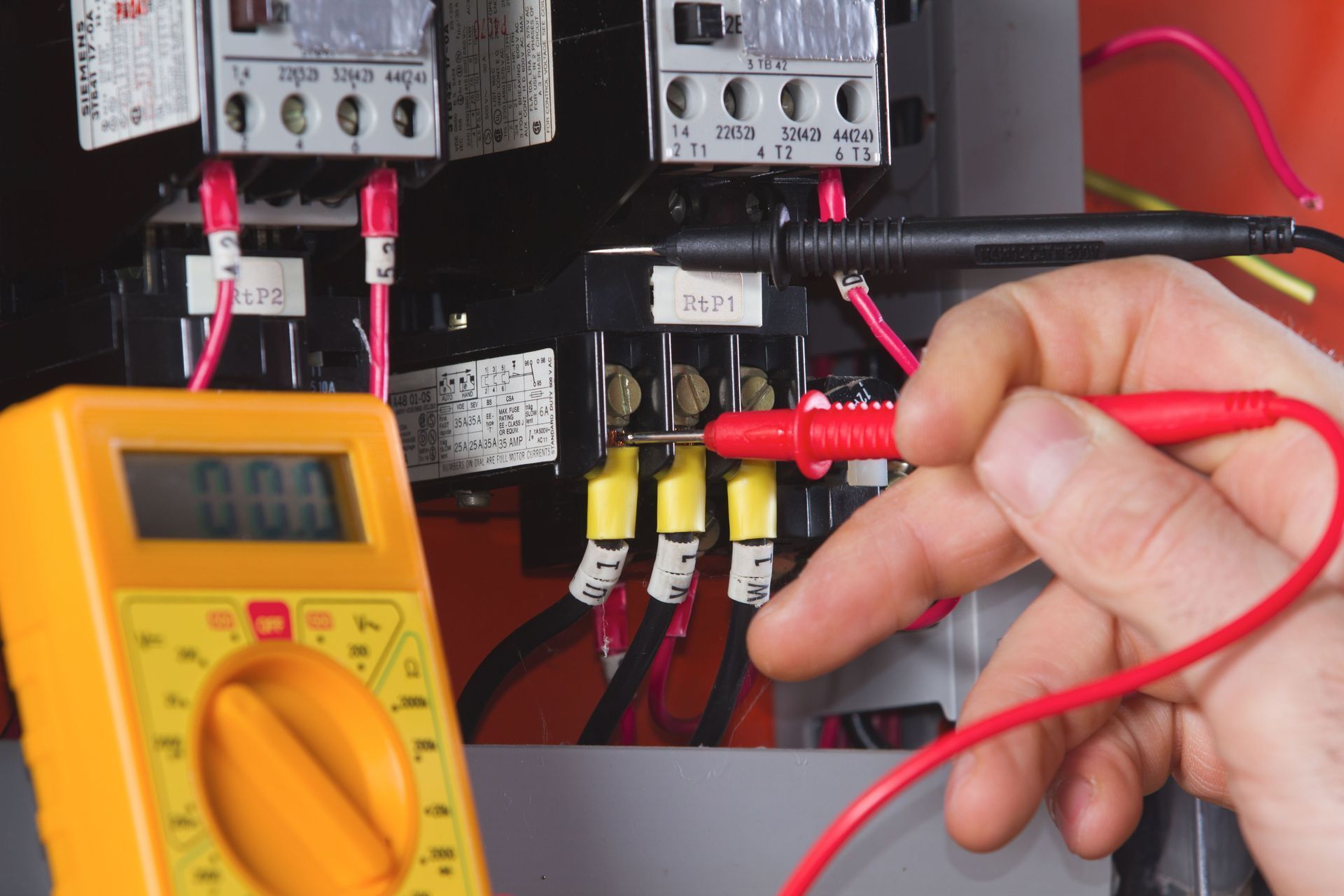 What to Look for When Hiring an Electrical Contractor