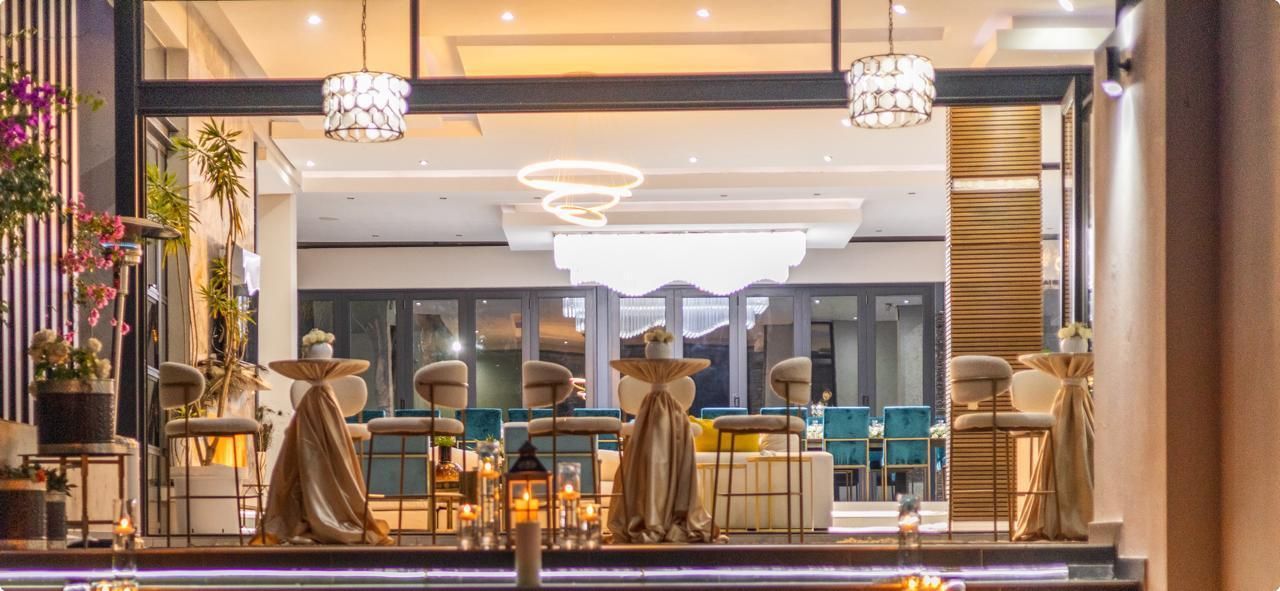 Tables and chairs with candels all around