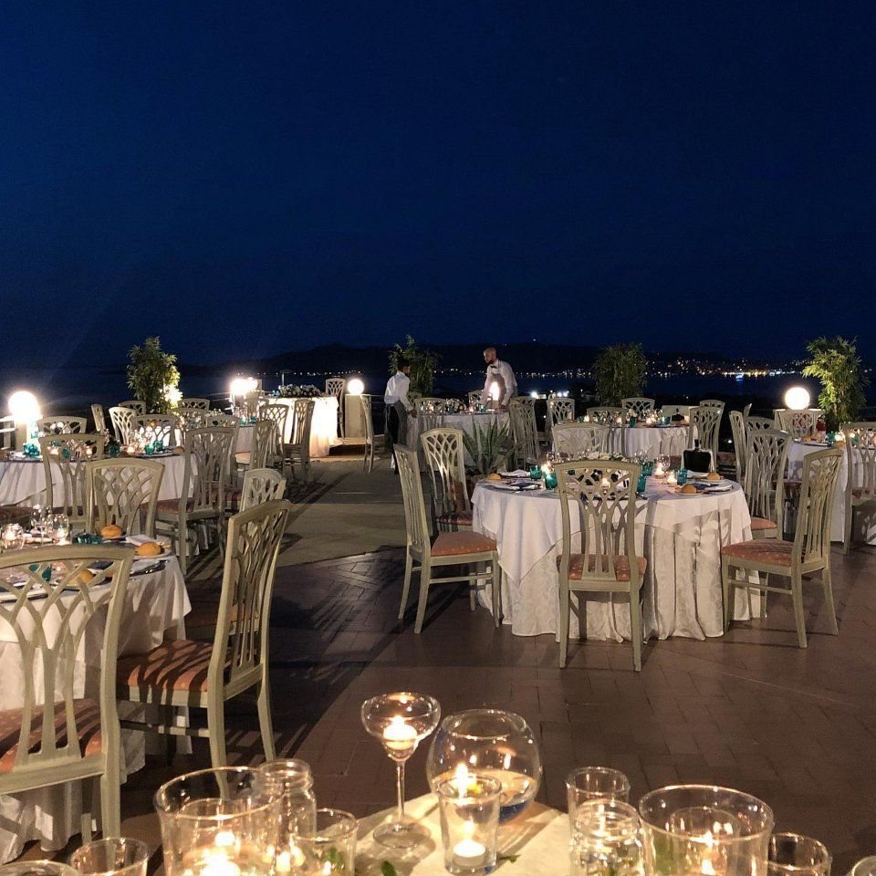 Cena con tavoli all'aperto