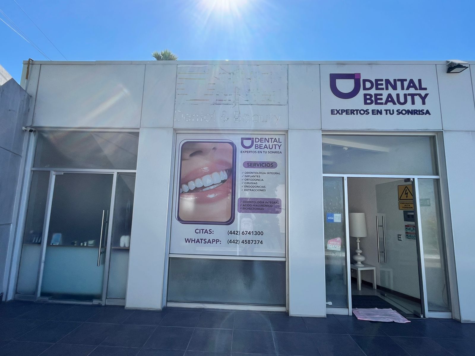Exterior de un consultorio dental con un cartel de 