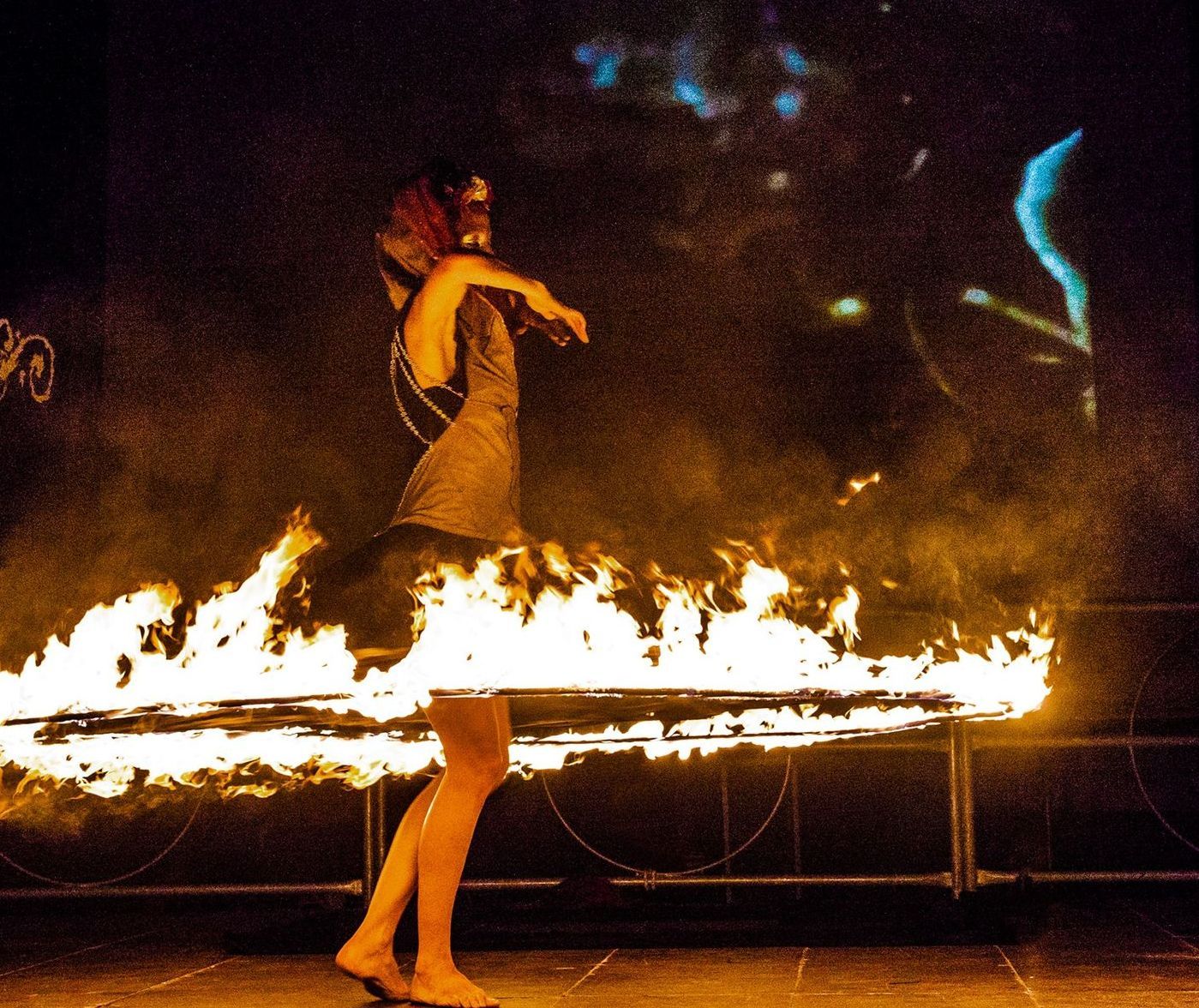 Una donna tiene tra le mani un cerchio di fuoco