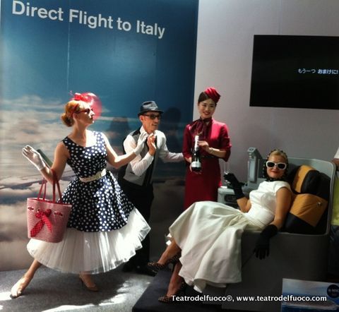 Un gruppo di persone in piedi davanti a un cartello che dice volo diretto per l'Italia