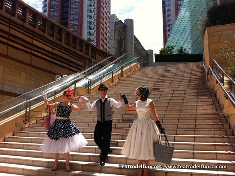 Un uomo e due donne stanno scendendo una rampa di scale