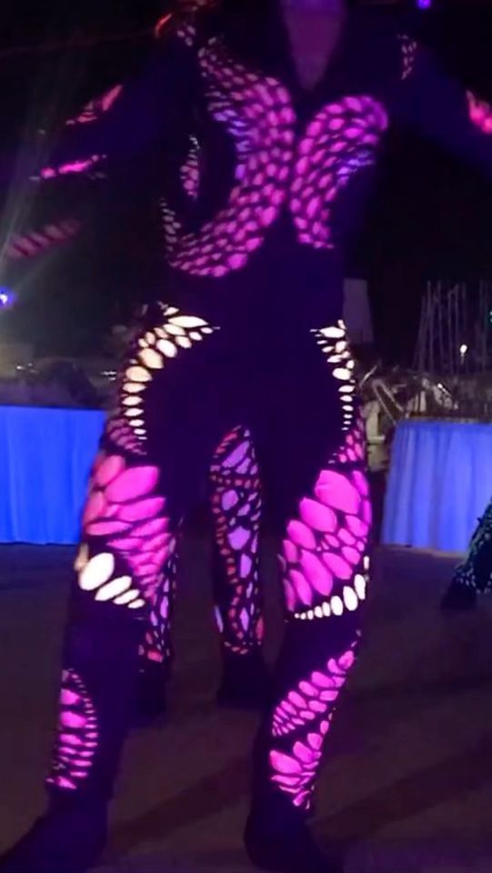 Una persona in un costume da farfalla fosforescente