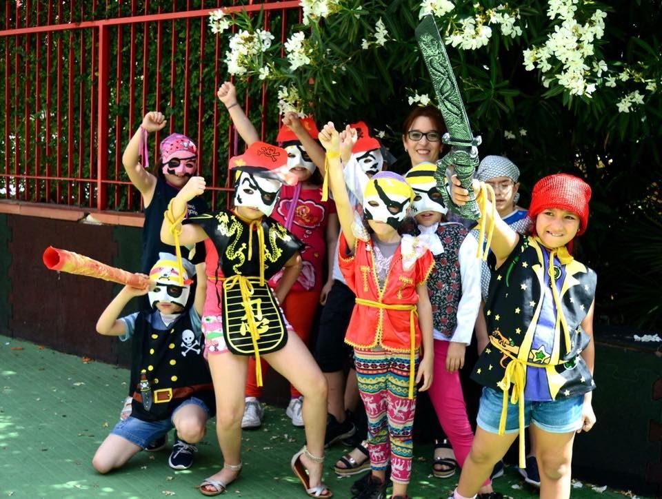 Un gruppo di bambini vestiti da pirata posa per una foto.