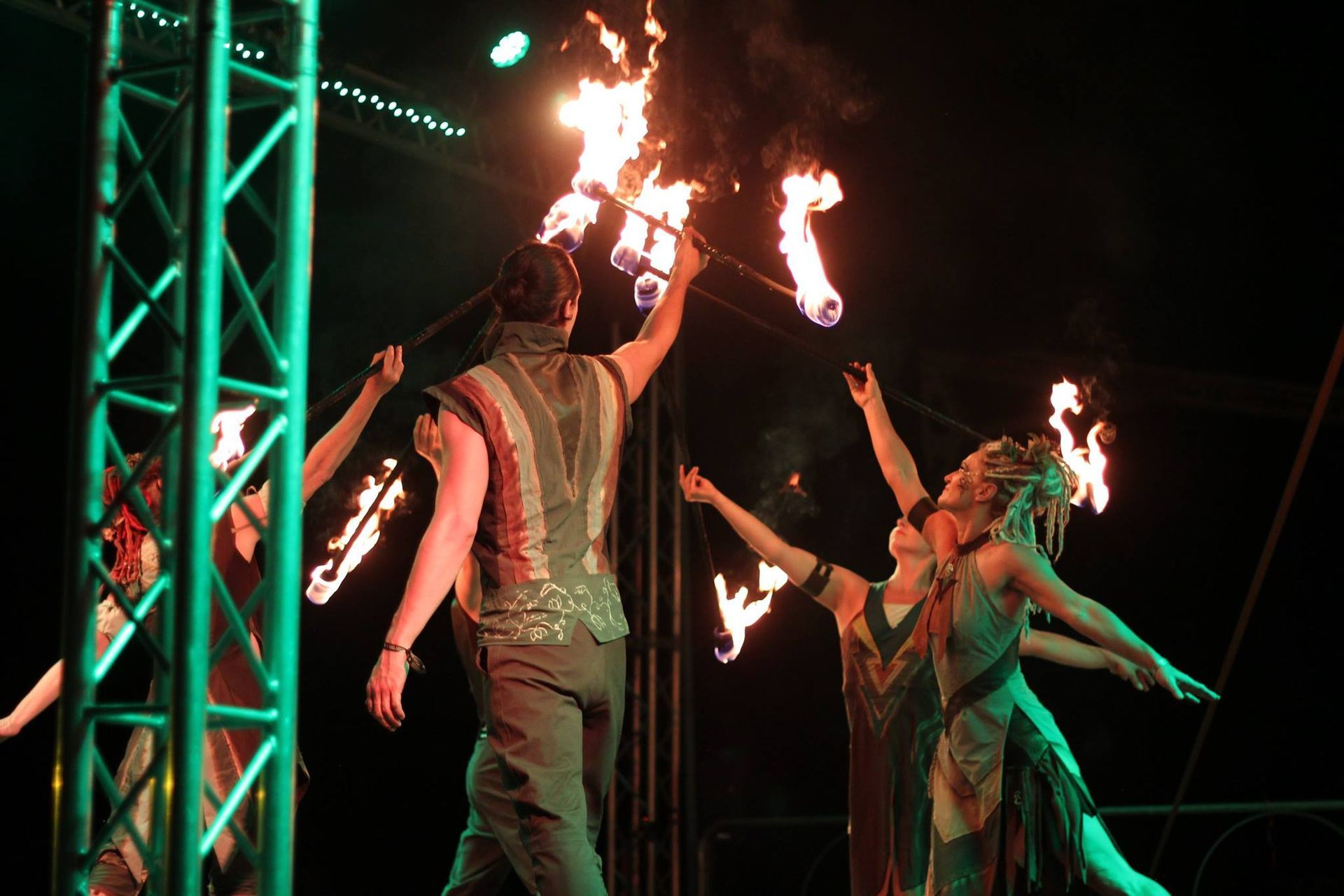 Un gruppo di persone tiene in mano delle torce accese nell'oscurità