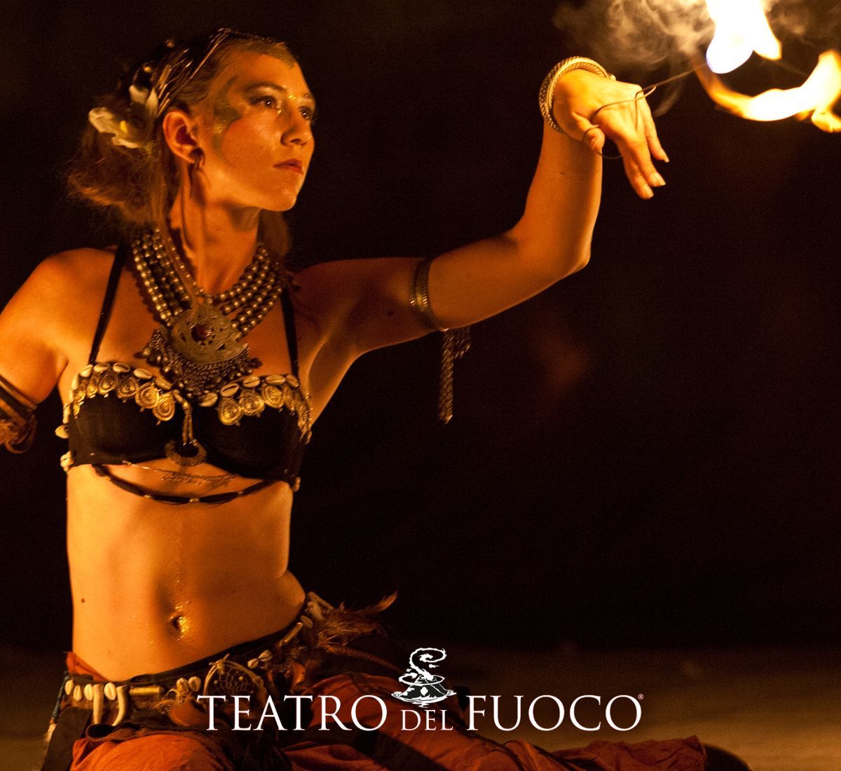 Un manifesto per il teatro del fuoco mostra una donna che tiene in mano una palla di fuoco