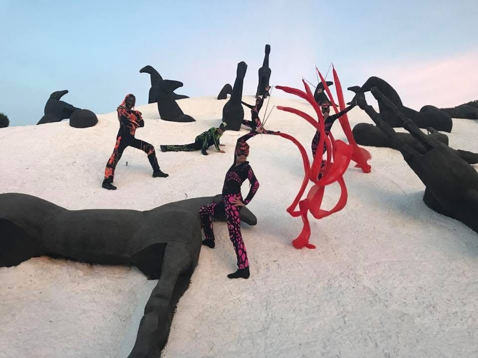 Un gruppo di personaggi giocattolo sono in piedi su una superficie bianca