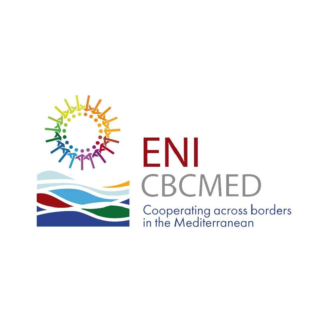 Il logo di eni cbcmed è un logo colorato con un sole e delle onde.