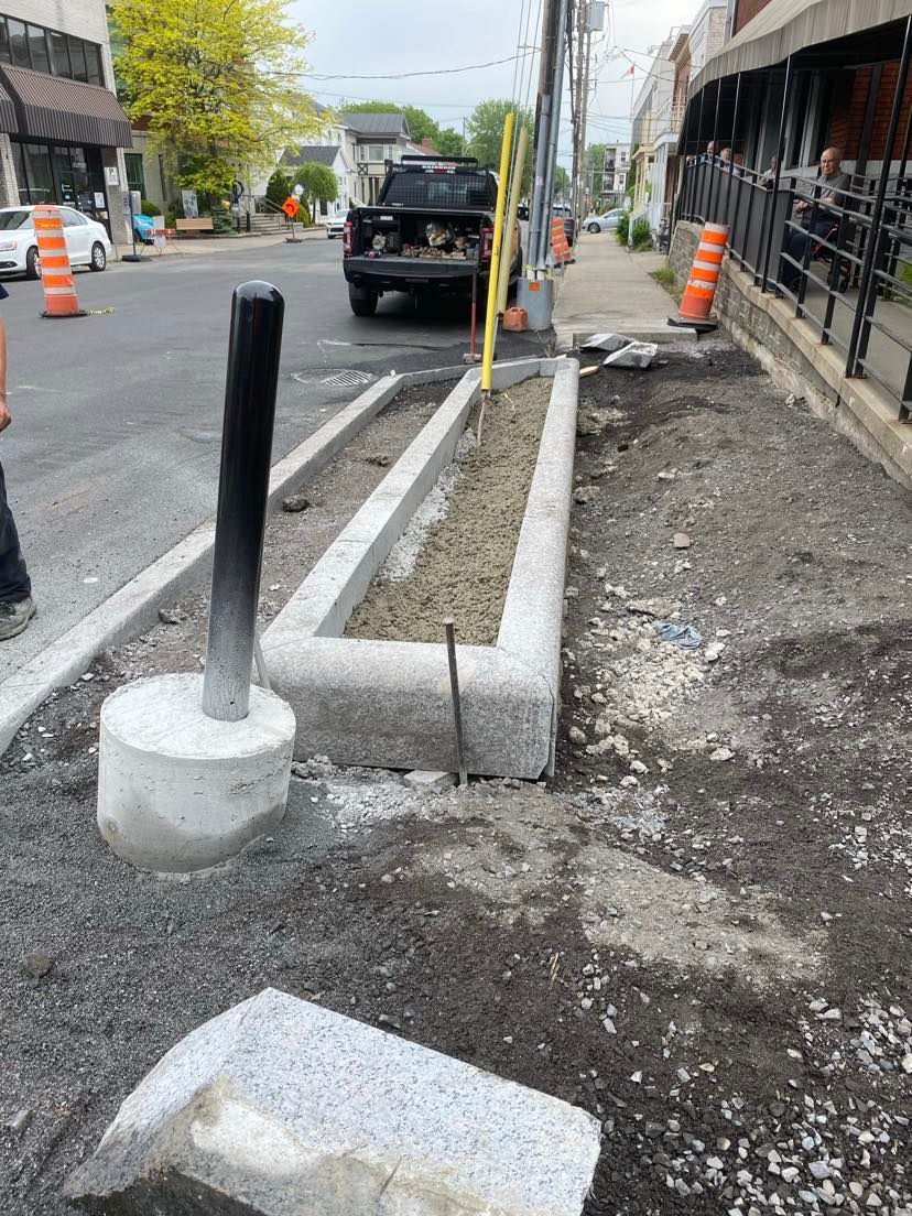 Une voiture est garée sur le bord de la route dans une zone de construction.
