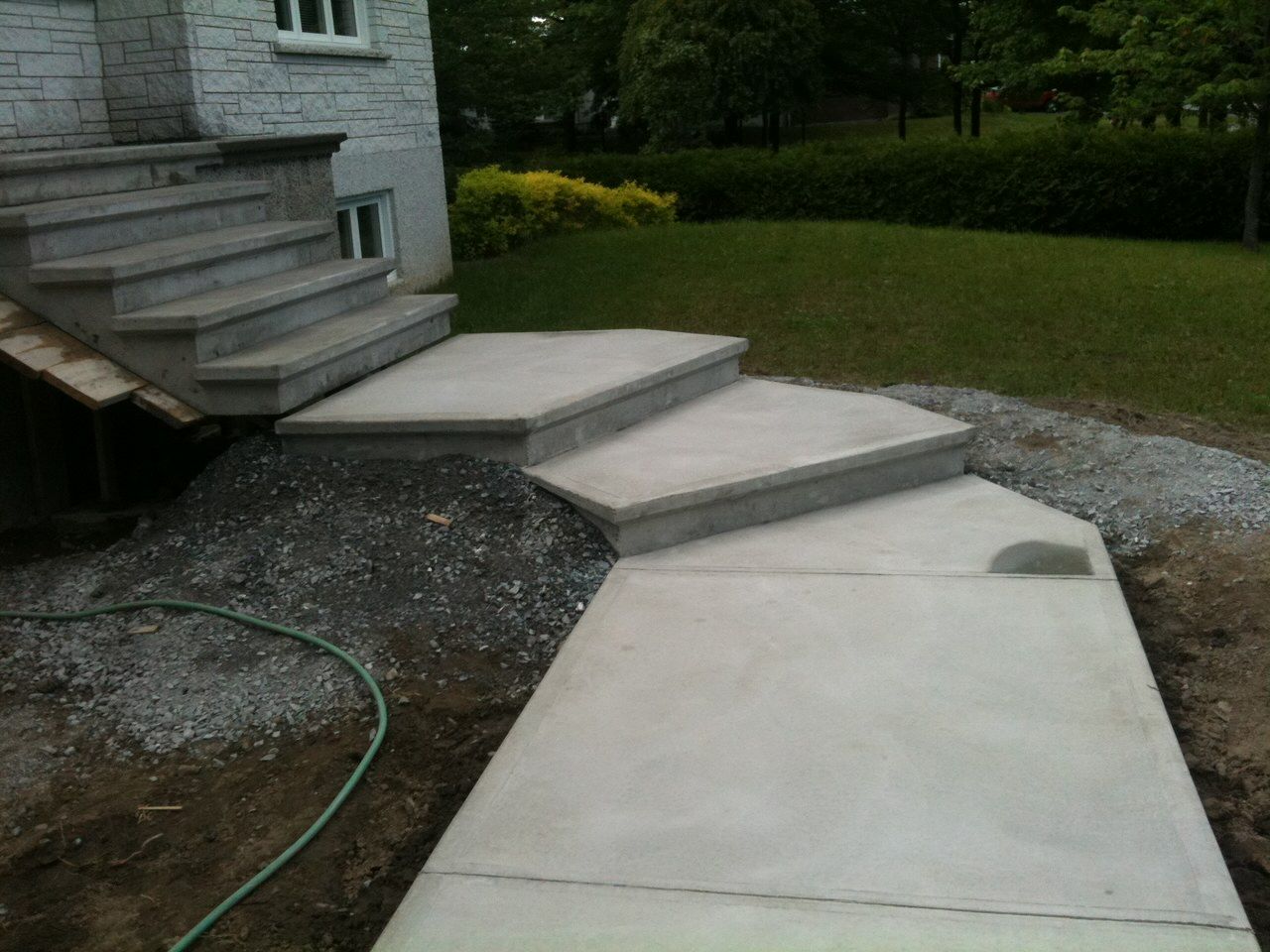 Un ensemble de marches en béton menant à une maison