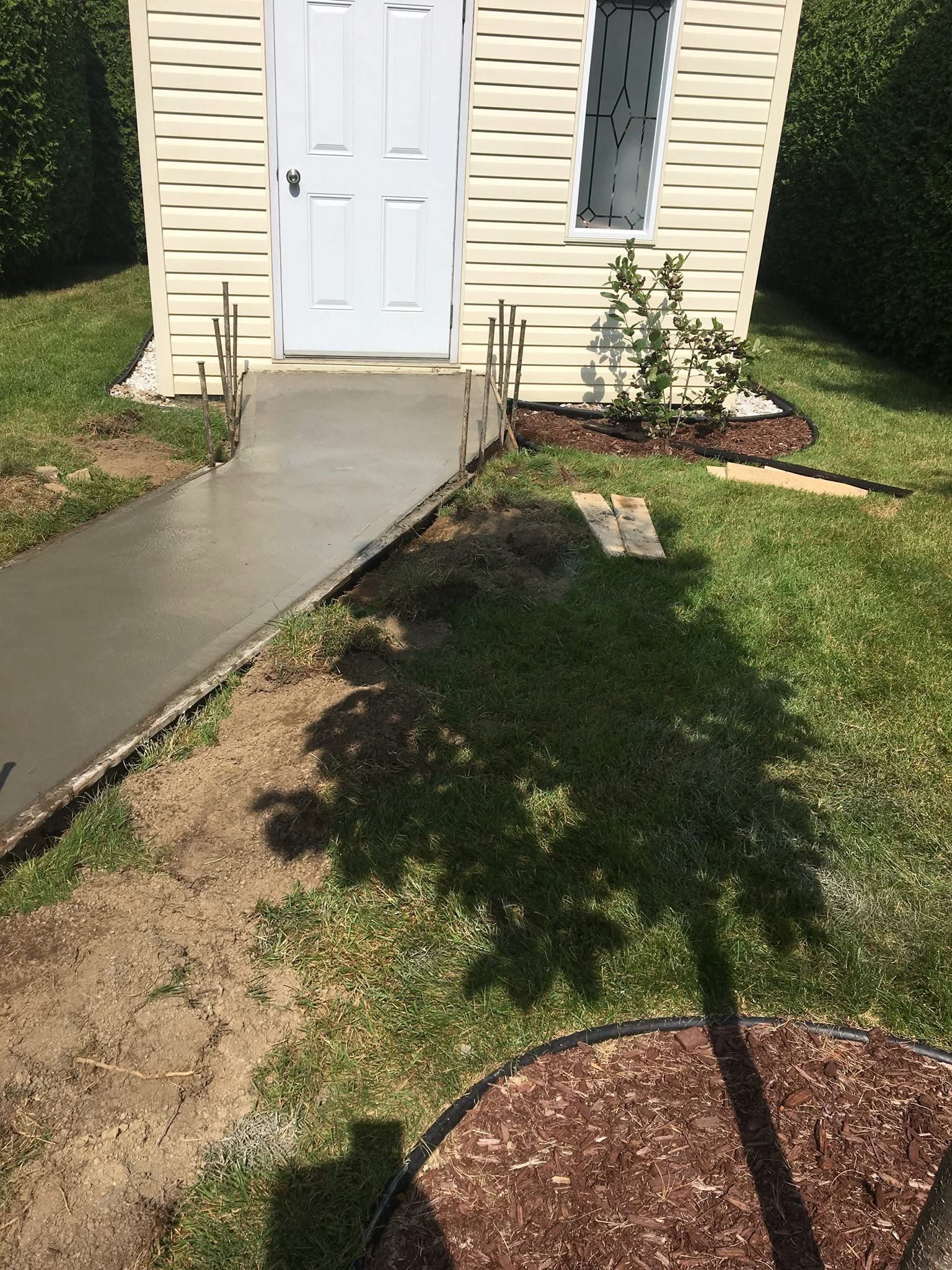 Il y a une passerelle en béton menant à un hangar dans l'arrière-cour.