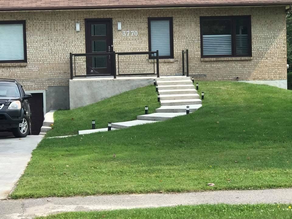 Une voiture est garée devant une maison en briques