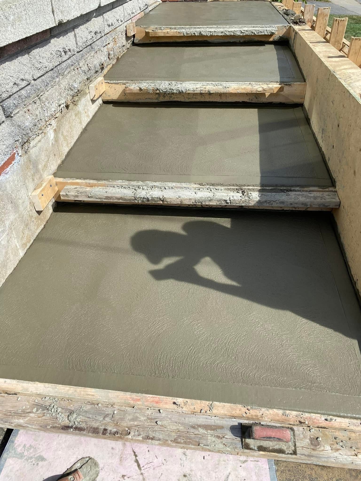 L'ombre d'une personne est projetée sur une surface en béton.