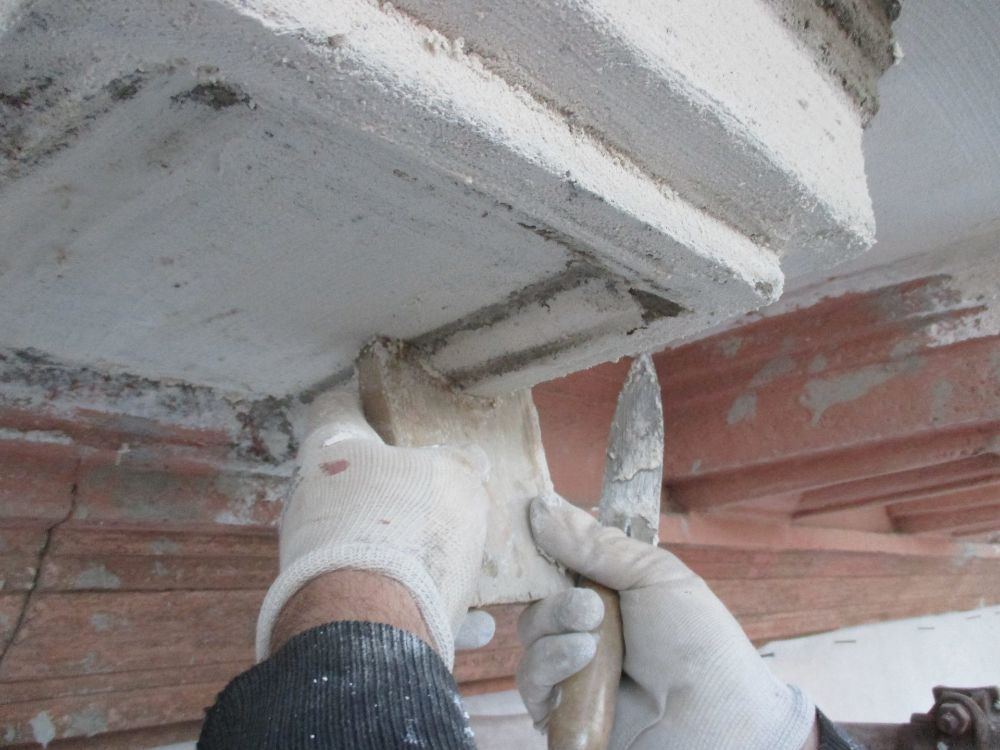 operai durante un restauro