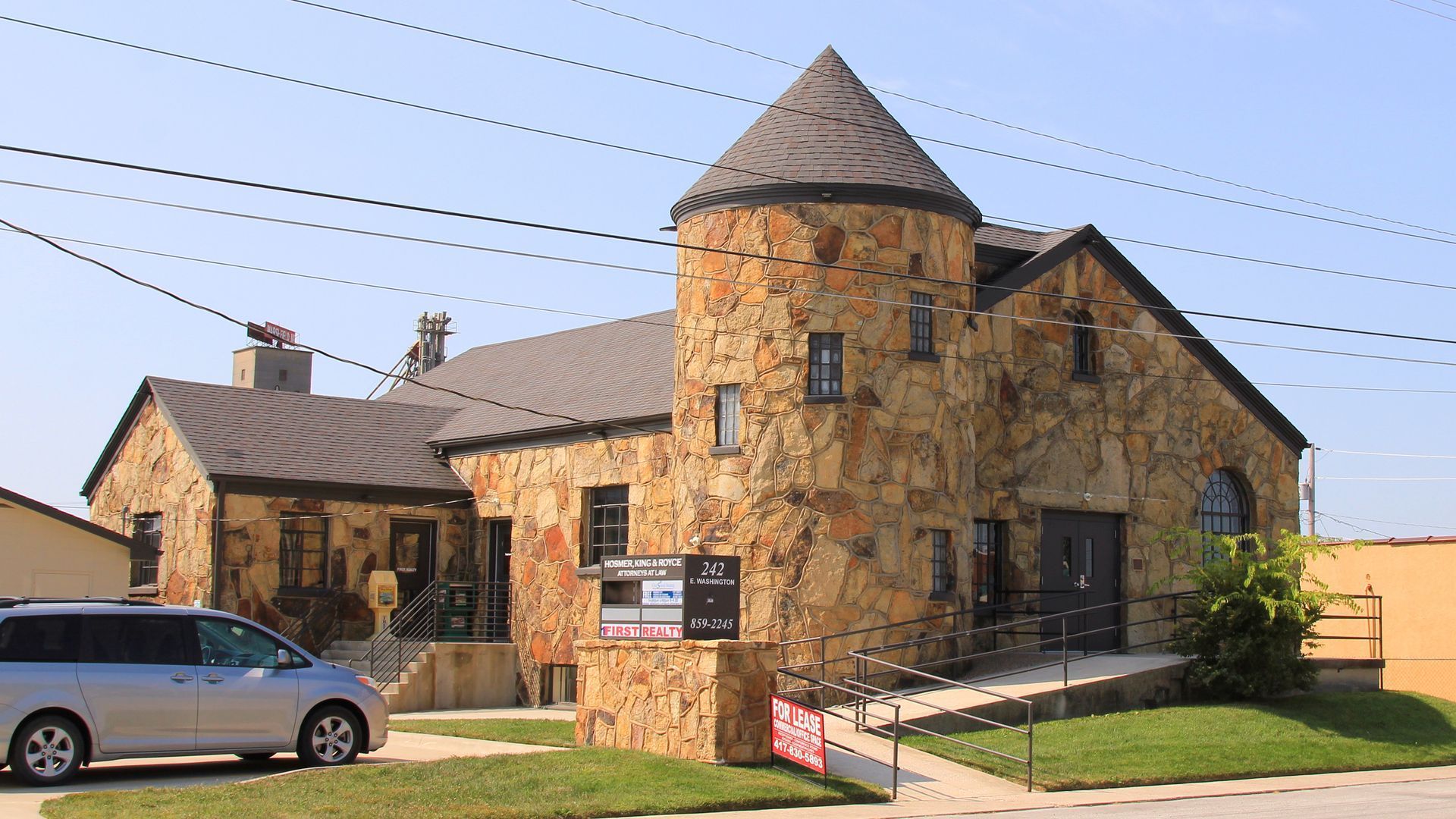 Exterior photograph of the Marshfield, MO offices of Hosmer King & Royce.