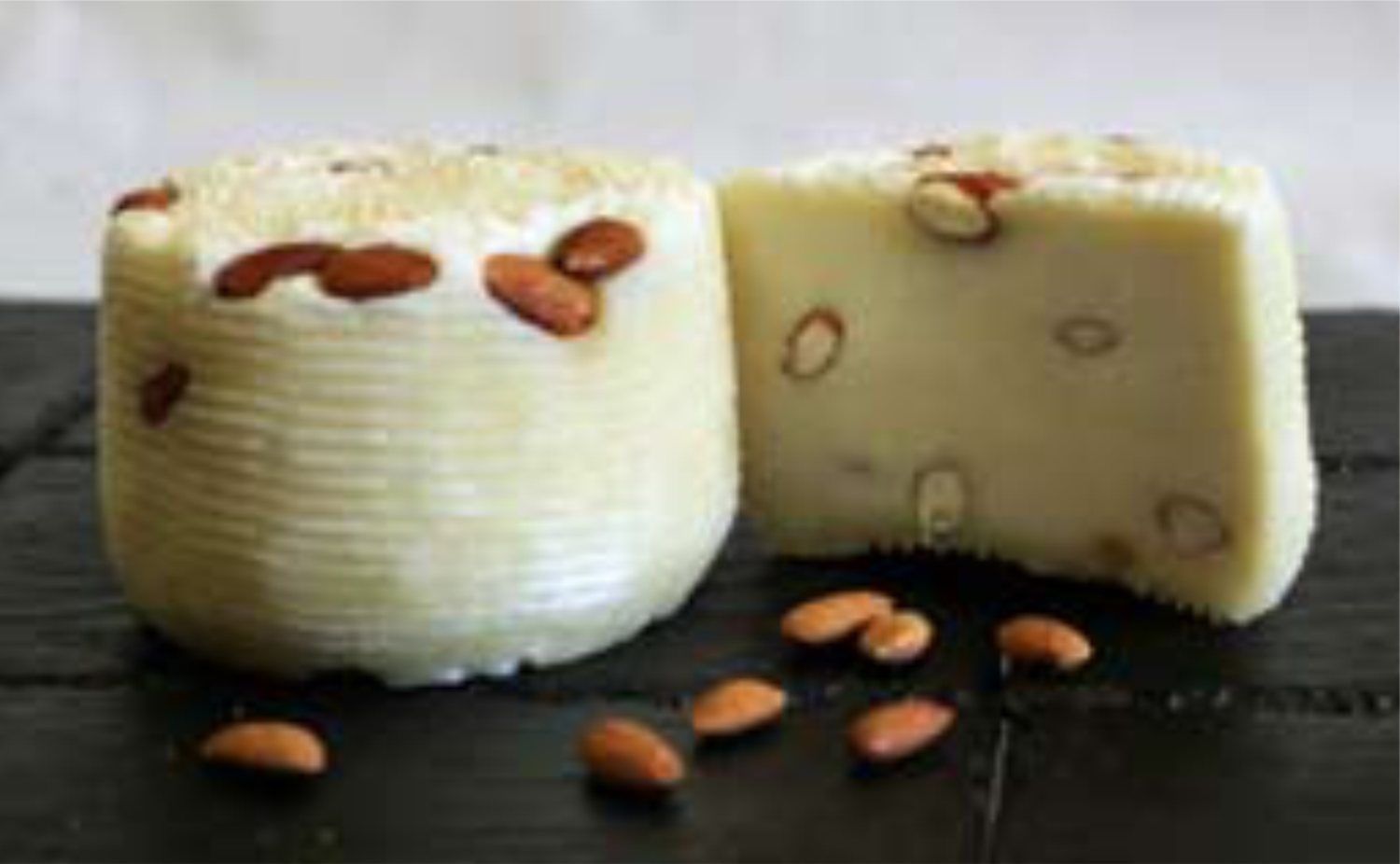 formaggio con le mandorle