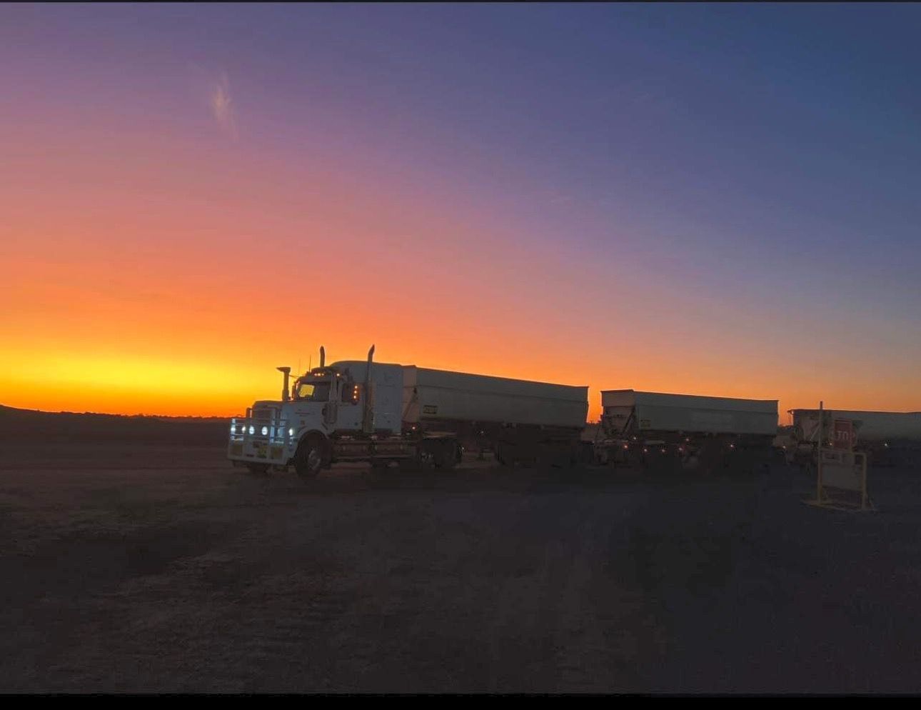 Heave Industrial Truck Semi Trailer - Transport Company in Emerald