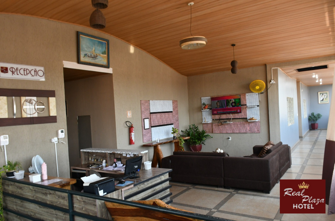 Um lobby de hotel com uma recepção e um sofá.