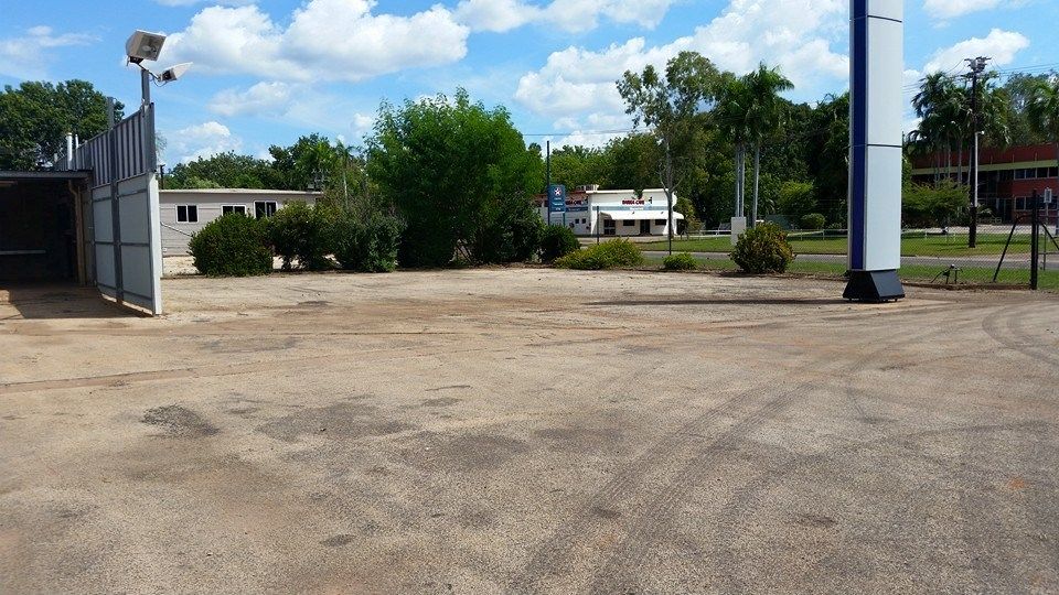 An Empty Parking Lot With A Building In The Background — Territory Industries Pty Ltd In Uralla, NT