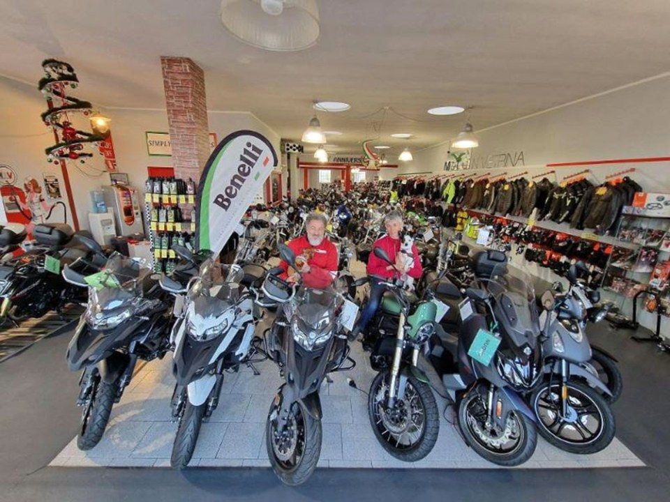 Moto in vetrina Borgomanero concessionario moto