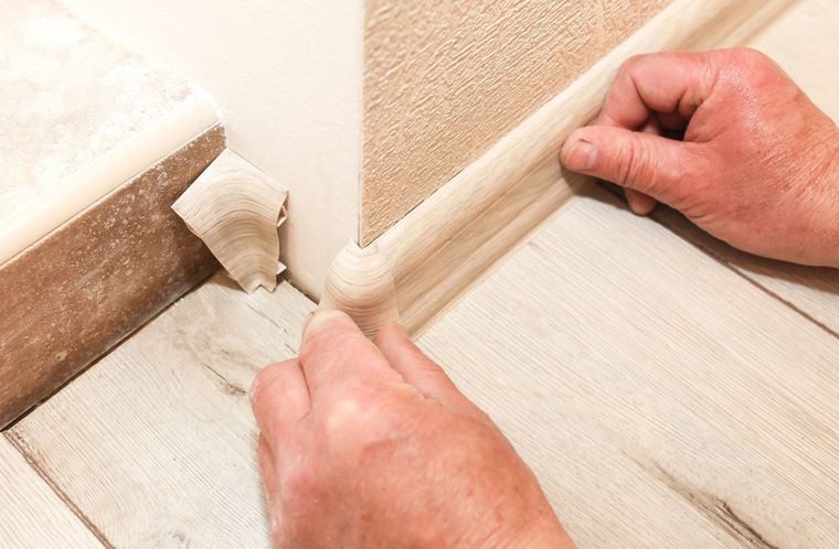 realizzazione di battiscopa su pavimento in legno