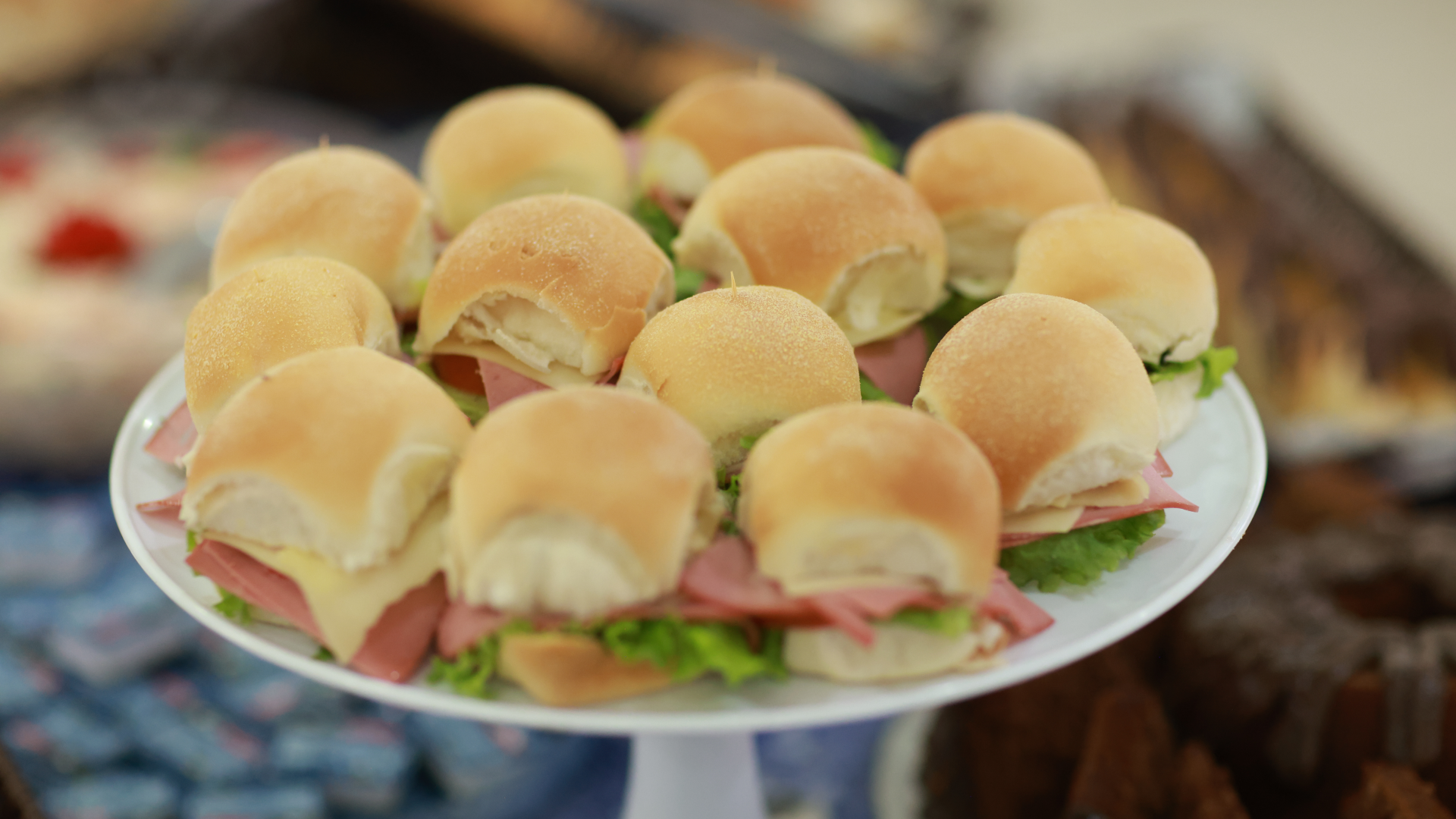 Uma mesa coberta com potes de comida e uma garrafa de italac