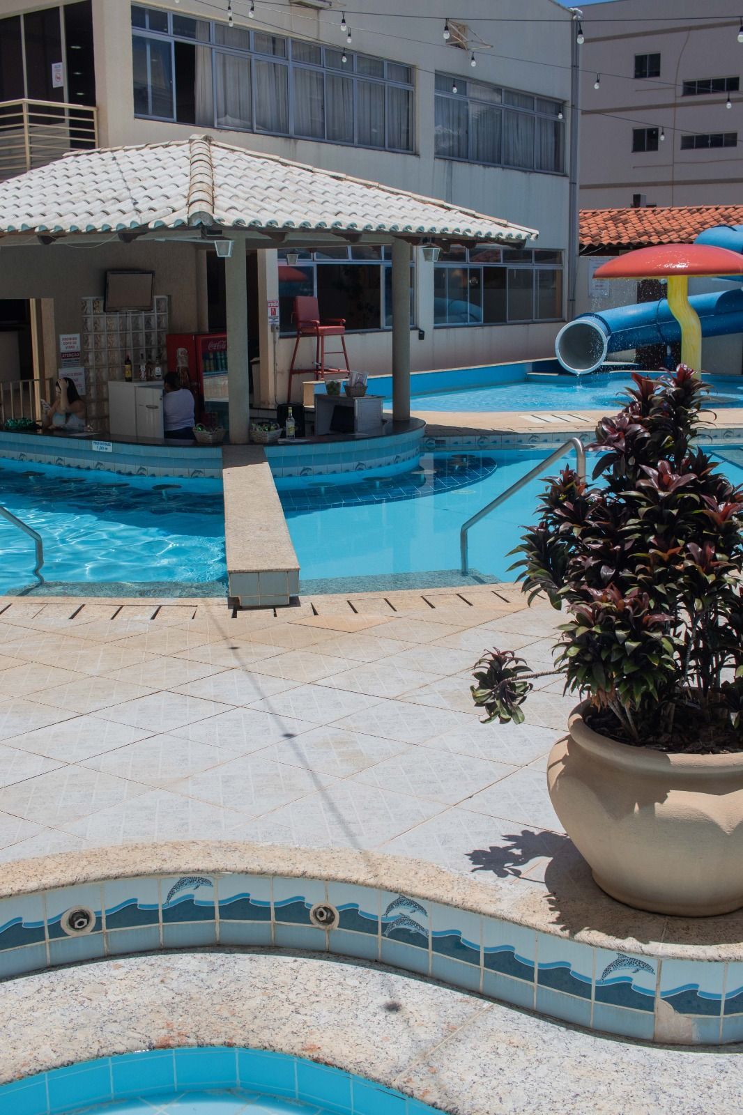 Uma piscina com um toboágua ao fundo