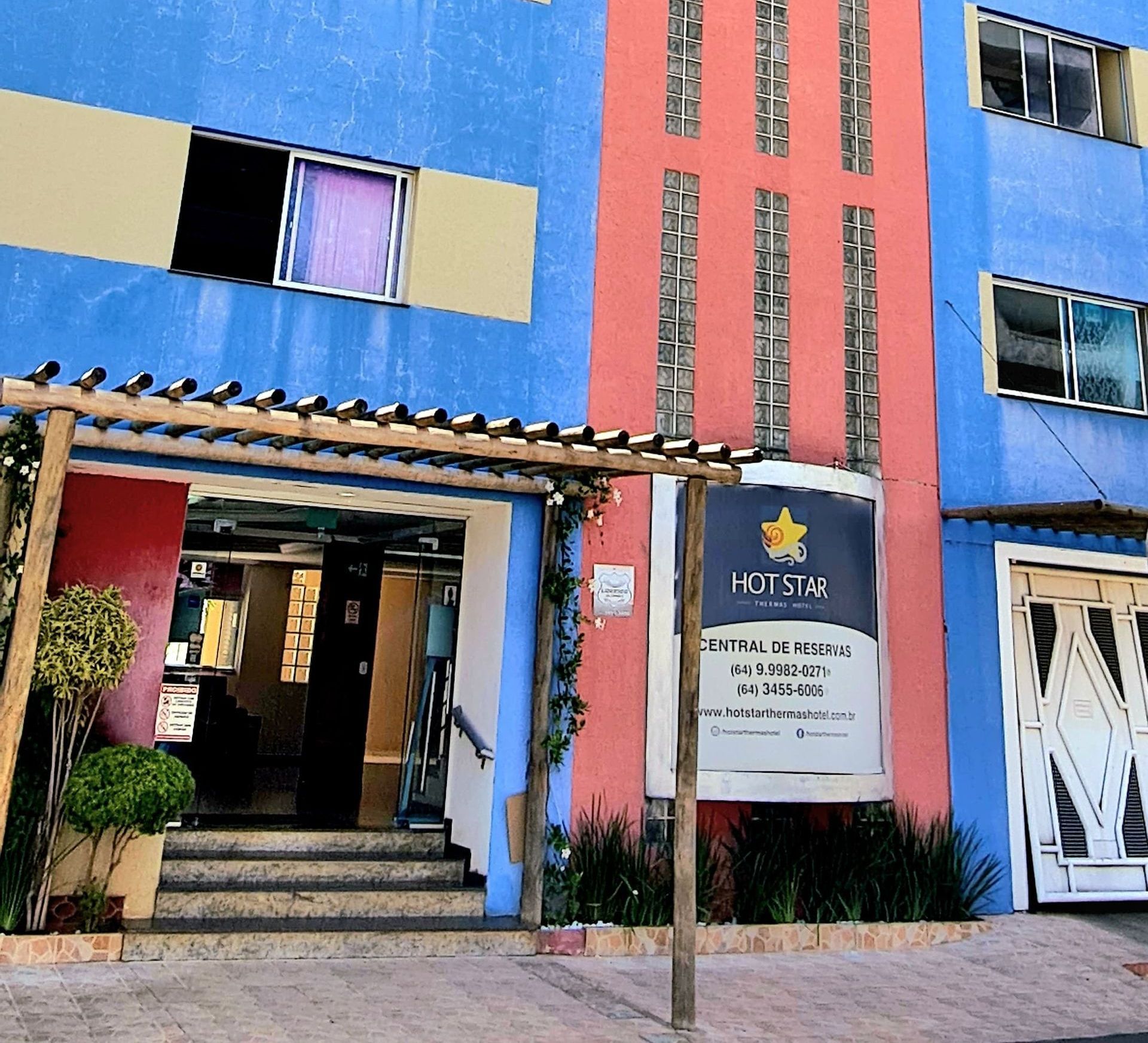 Um parque cheio de árvores e grama em um dia ensolarado.