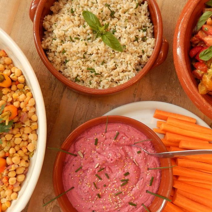 Une table garnie de bols de nourriture, nourriture de la retraite de Yoga au Portugal