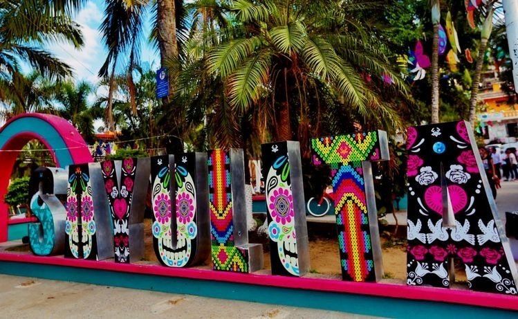 Un panneau coloré qui dit « plongée » dessus dans Sayulita, le village de la retraite